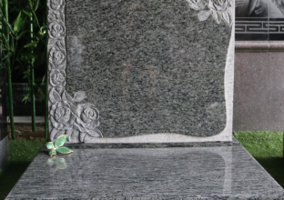 青石和花崗巖石雕墓碑的對比(圖1)